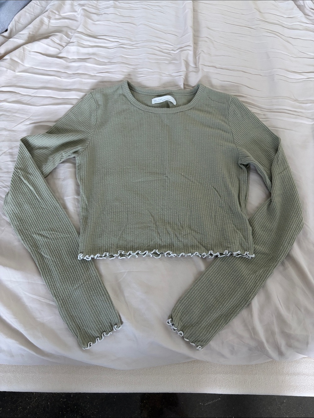 Oak + Fort Ribbed Lettuce-Edge Long Sleeve Crop Top — Sage Green